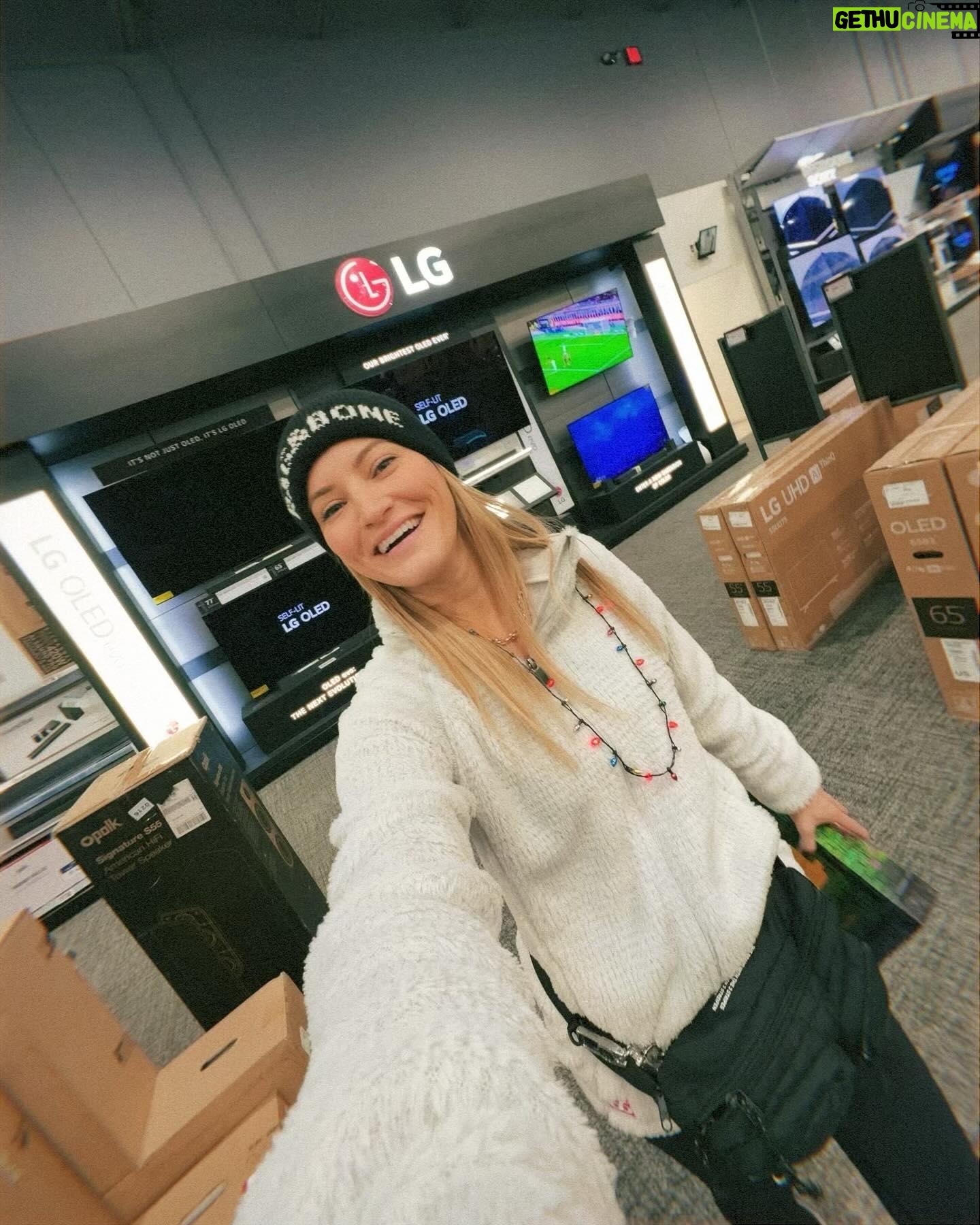 Justine Ezarik Instagram - Pre-Christmas festivities! Cookies, shopping and some early gifts for the child 🎄