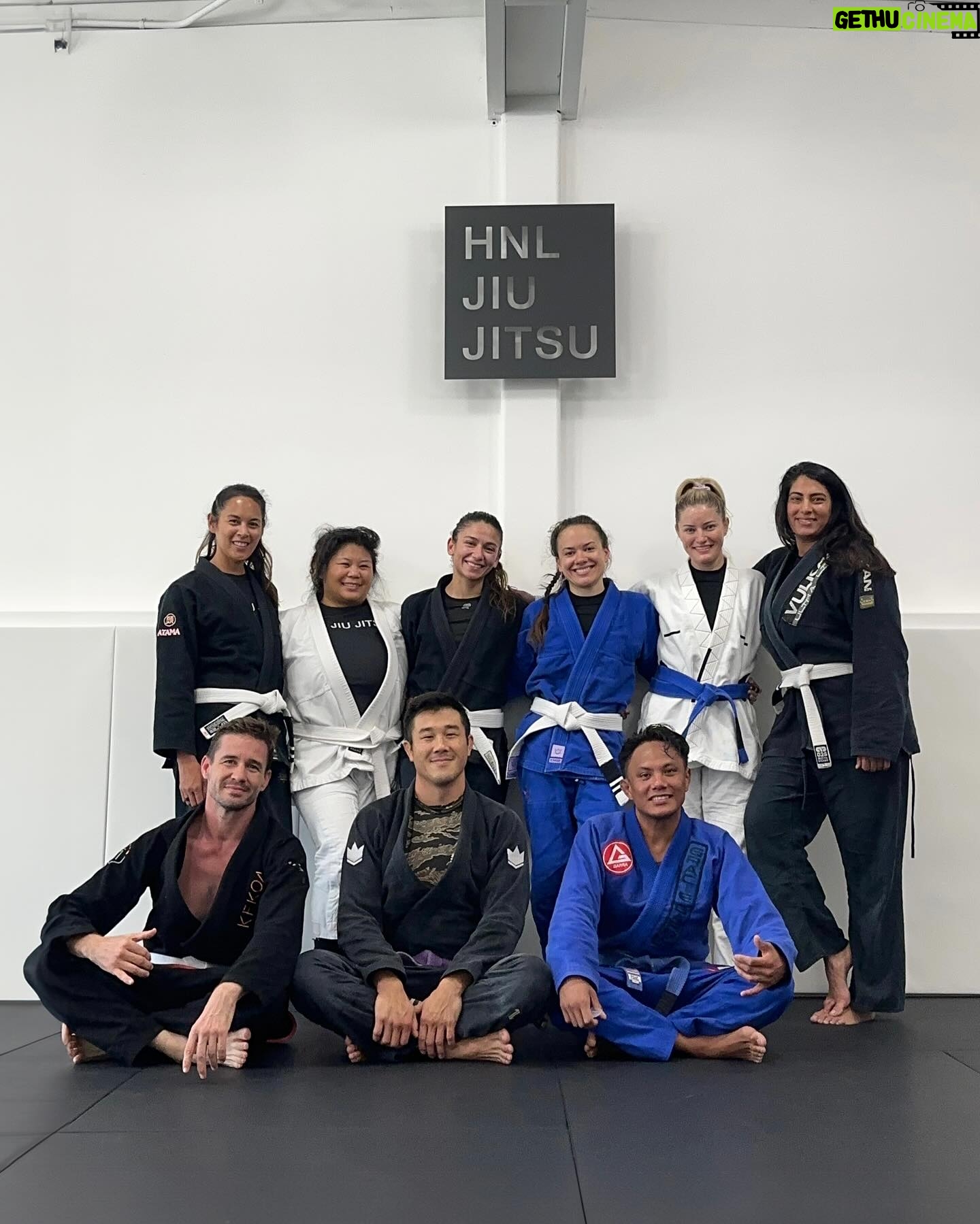 Justine Ezarik Instagram - Had THE BEST time training in Oahu!! Missing it already 😢🌺 Thanks to everyone who shared their space and knowledge with me 🙏🏻🥋 @kekoa_collective @hnl_jiu_jitsu_academy @islandjiujitsu 🖤