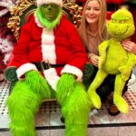 Justine Ezarik Instagram - THE GRINCH @SARRISCANDIES TODAY!!!!!! What a chocolate dream..