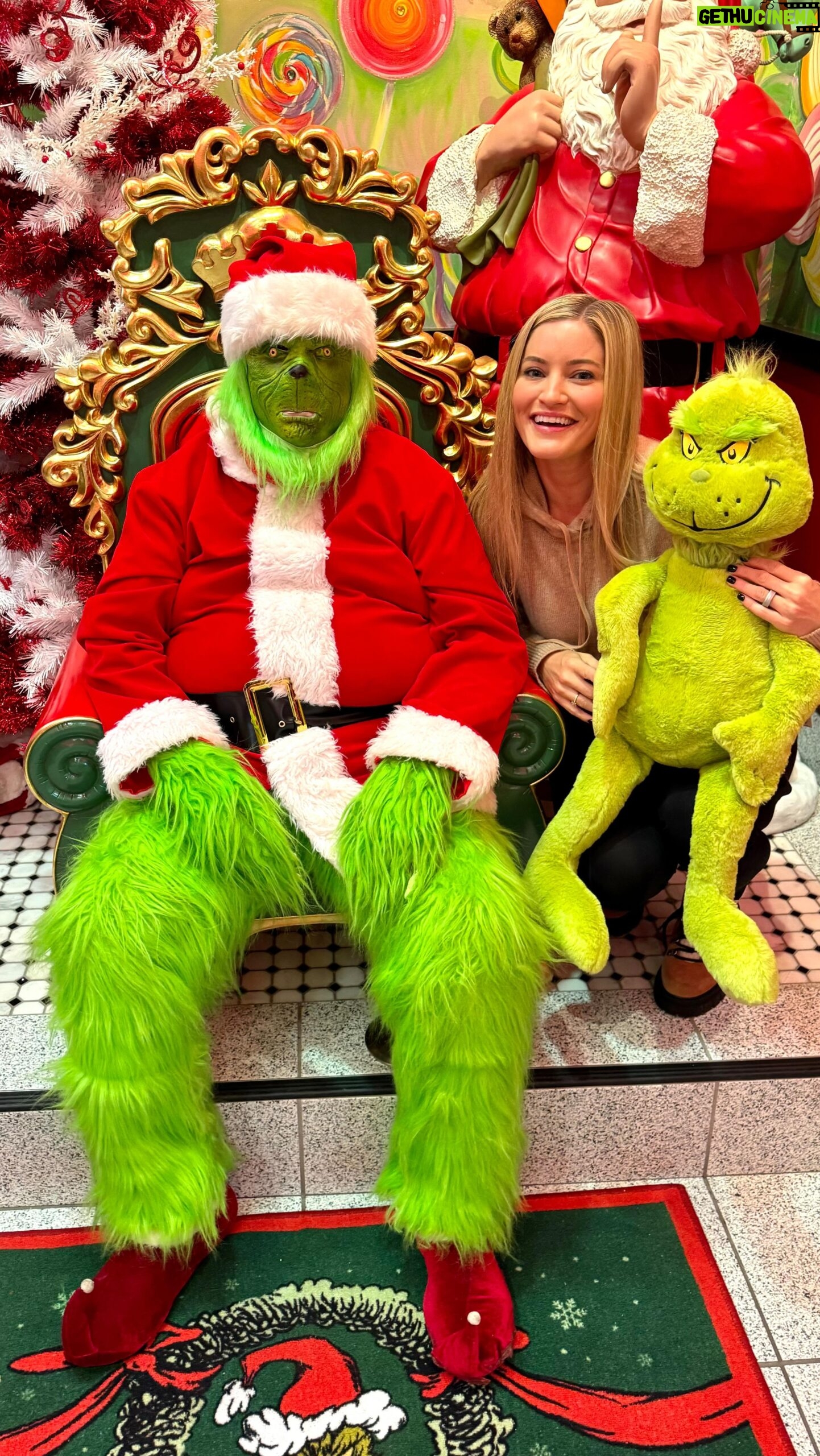 Justine Ezarik Instagram - THE GRINCH @SARRISCANDIES TODAY!!!!!! What a chocolate dream..