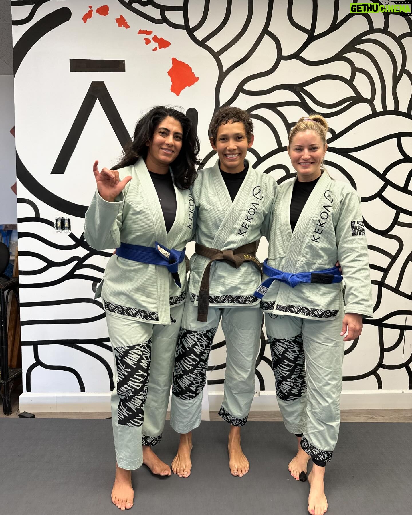 Justine Ezarik Instagram - Had THE BEST time training in Oahu!! Missing it already 😢🌺 Thanks to everyone who shared their space and knowledge with me 🙏🏻🥋 @kekoa_collective @hnl_jiu_jitsu_academy @islandjiujitsu 🖤