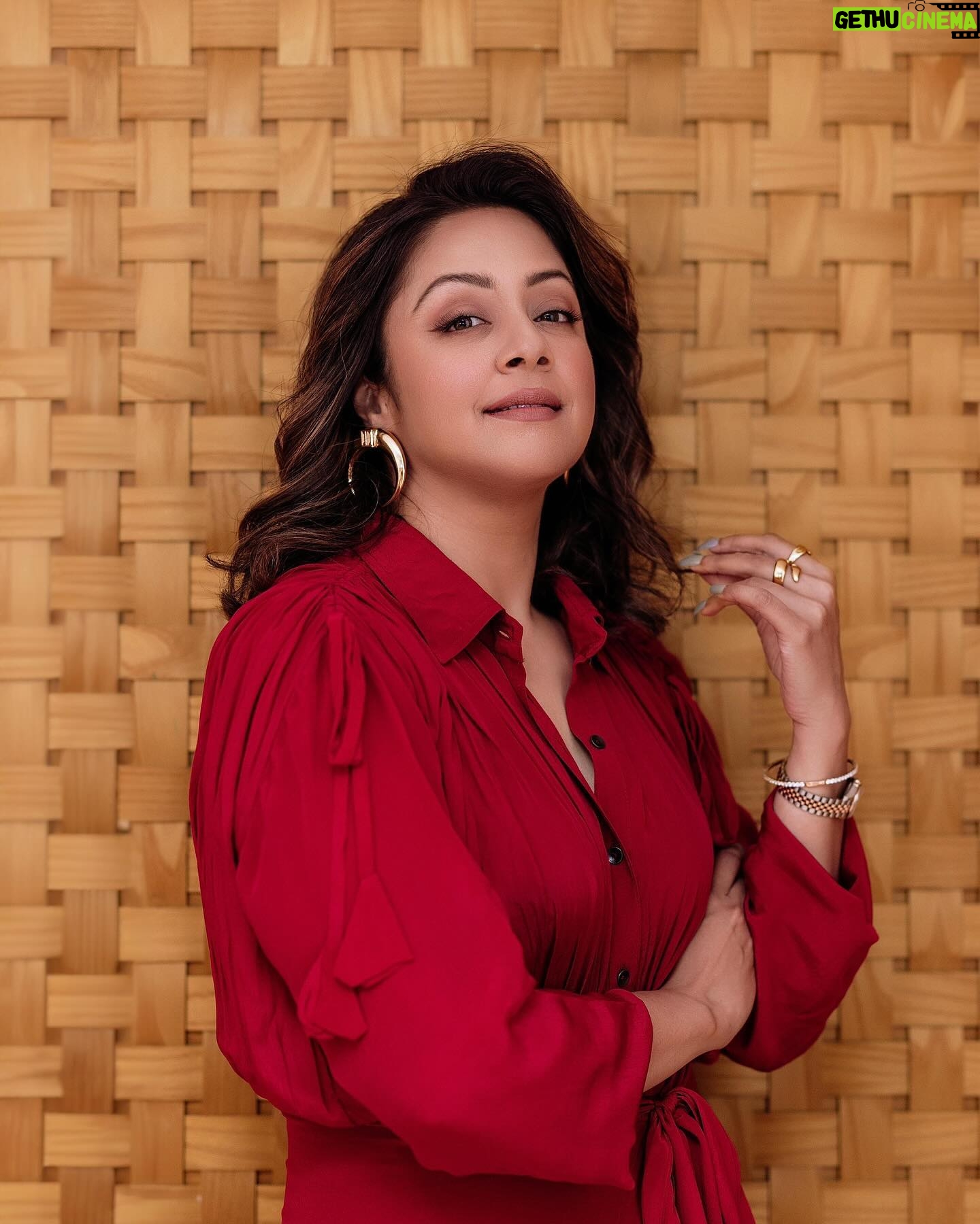 Jyothika Instagram - Take the world and paint it red ๐นโค๏ธโ๐ฅ Outfit @twinklehanspal Earrings @bblingg_meghana @ascend.rohank Rings @blissbyhnk Footwear @taoparis.in Styling @radhikamehra Assisted by @keyurisangoi Makeup @devikasingh2 Hair @prachina_hair Photographer @arunprasath_photography