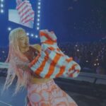 KAROL G Instagram - Paraguay 🇵🇾♥️ SÍ SE PUDO! Después de tener que postergar el show para un día después por el mal clima, después de pasar horas bajo la lluvia, después de los esfuerzos que tuvieron que hacer por los cambios, me regalaron una noche que jamas imaginé 🥺 No saben cuánto valoro todo lo que hicieron para estar ahí … Gracias por la energía, por los regalos, por los cantos, POR EL AMOR! Esa noche se queda en mi Cora para siempre! Ya quiero verlos otra vez … ROHAYHU PARAGUAY 🫶🏽
