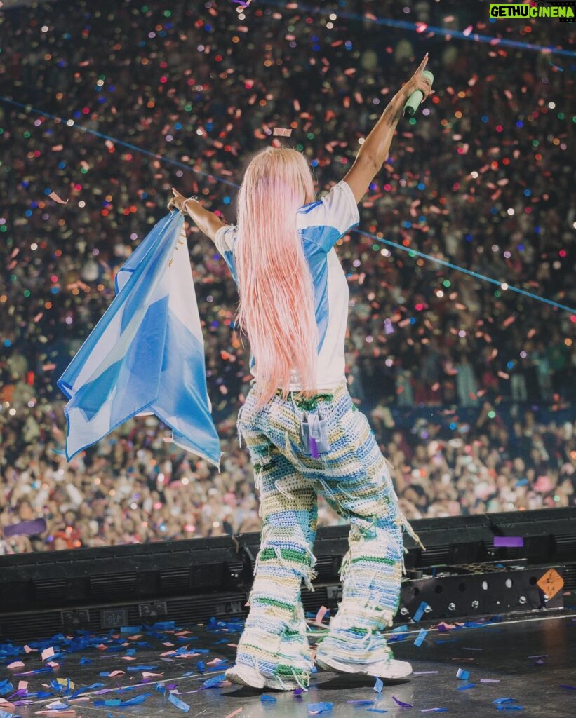 KAROL G Instagram - Argentina 🤍🇦🇷 No nos llovió, nos hizo una Luna increíble✨ cantamos por primera vez Gato Malo con La reina @nathypeluso Bailamos y cantamos como si fuera la última noche de nuestras vidas y cómo esa , ME REGALASTE 2 NOCHES 🥹 TE VOY A EXTRAÑAR!!!!