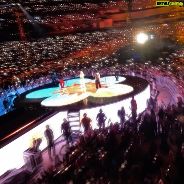 KAROL G Instagram - 🥹♥️ Como en cuanto tiempo superamos esto ??? Gracias Venezuela por el amor desbordado que me dieron … 2 Noches de cantar, reír, bailar, gritar, llorar … DE RECORDAR!!! Gracias @servandoyflorentino por cantar DE DE SOL A SOL conmigo y hacer Juntos la coreografía !!! No me las creoooooooo … Los Amo Familia !!! Próxima parada ✈️ COLOMBIAAAAA HPPPPppppppp 😭 La Casitaaaa!!!!!!!! ⏰