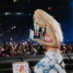 KAROL G Instagram - 5 Noches INOLVIDABLES!!! Guatemala, El Salvador y Un Nuevo Record de asistencia en Costa Rica … El artista con más venta de Tickets en la historia de este país 🥺♥️ Todo esto es un sueño de verdad… Su energía, los fan actions, los friendship bracelets, los regalitos … Espero que cuando piensen en uno de los mejores días de sus vidas se acuerden de mi porque ustedes están en los míos !!! GRACIAS!!!