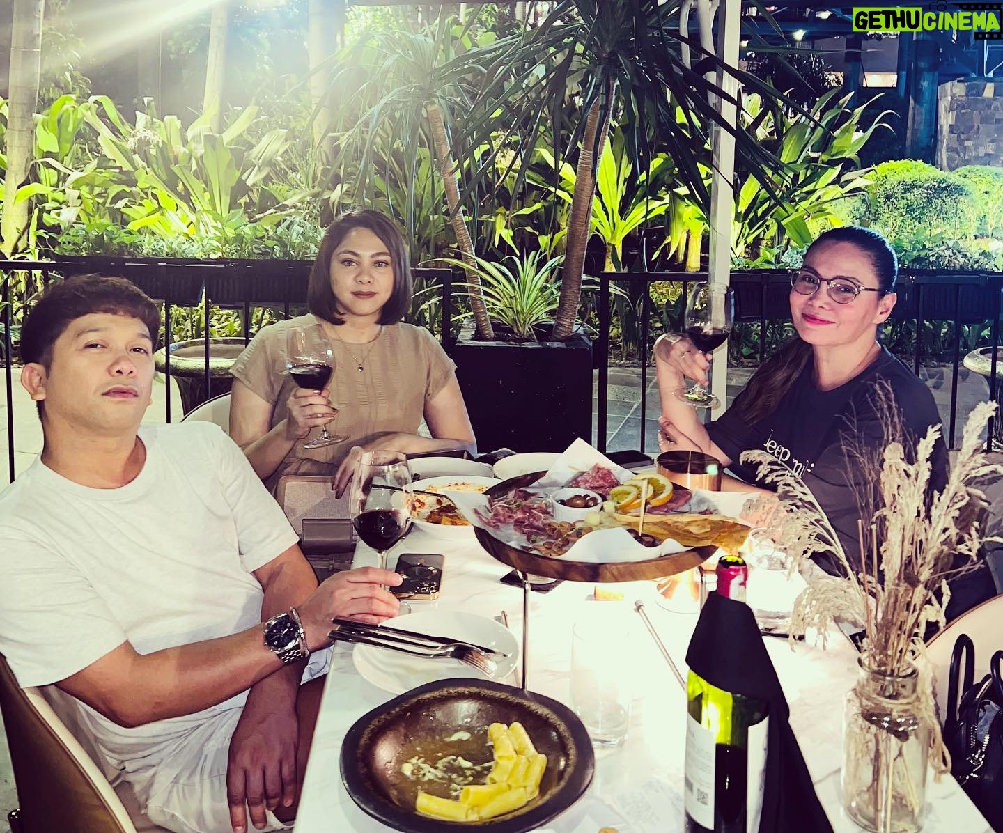 K Brosas Instagram - Dinner at meeting with my editor @pmlfrs .. magaling sha pramis! nasa youtube channel ko lahat ng proof of purchase! hehe.. link sa bio ko po lol! cheers and tables! 🥰