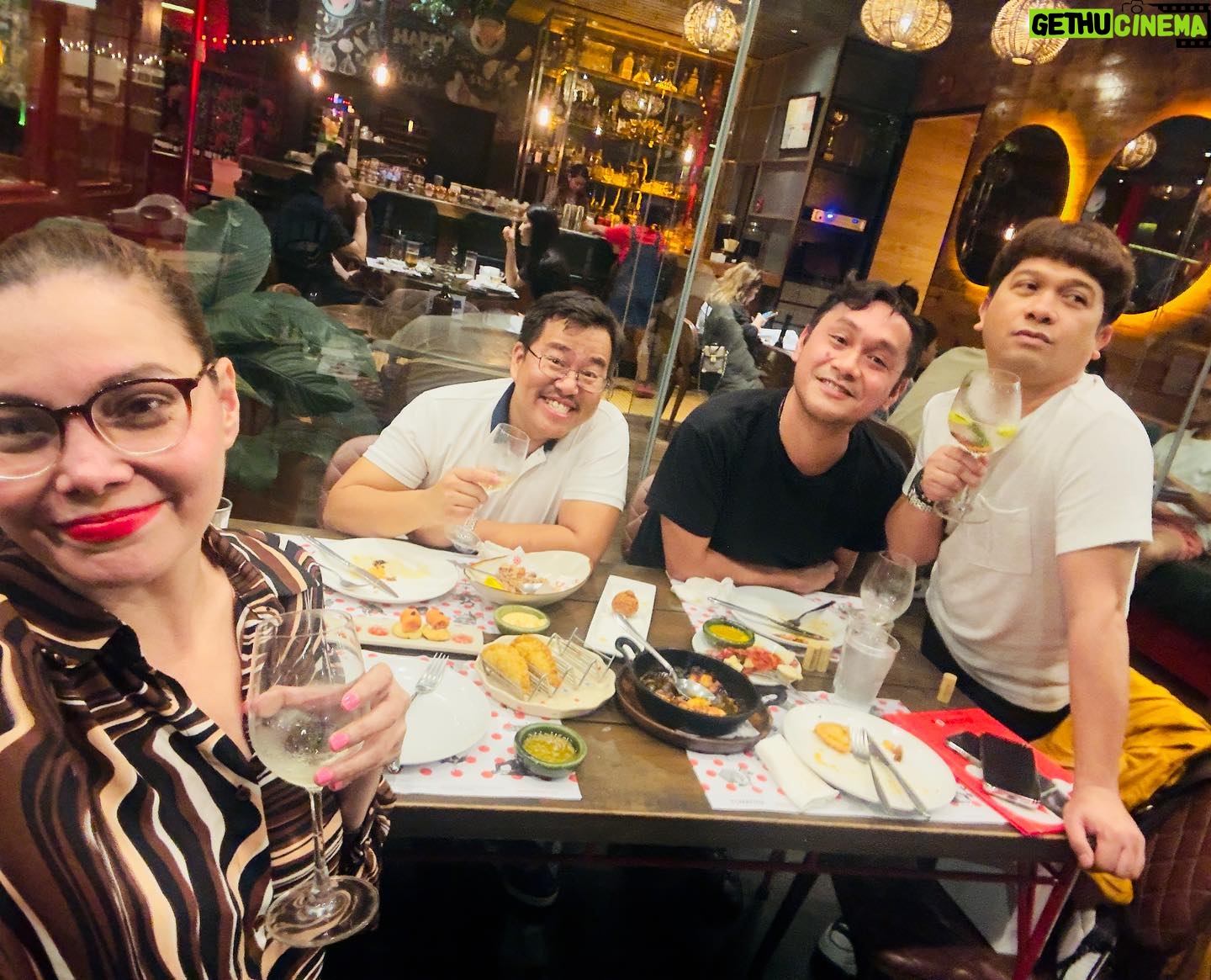 K Brosas Instagram - Dinner with friends na may kasamang meeting keme… thanks sir @peterdizon labyu somats! at sa aking financial cosultant @nepoman at syempre @itsmejoel_v .. cheers and tables! 🥰🙏