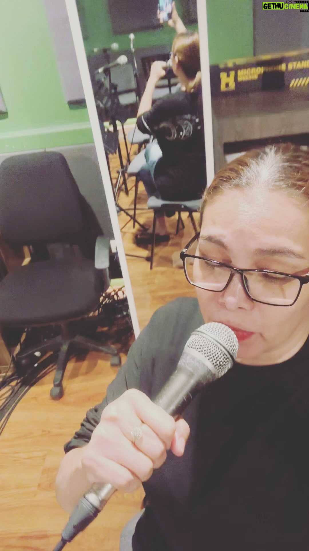 K Brosas Instagram - rakenrol!! taas syet lol! band rehearsal.. may show po ako sa winford hotel casino sa sept 23 at guest ako sa show ng banda ko sa sept 28 sa takeover lounge katipunan.. labada pa more! lablablab! 😅🥰