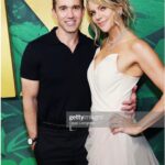 Kaitlin Olson Instagram - I have one pose and my arm does one thing. #emmys @televisionacad @hbomax @appletvplus @hair_by_abbyroll @theadorable1 @rhondaspiesstylist @bazzaalzouman @effyjewelry @xivkarats @candyicejewelry @tylerellisofficial @jimmychoo @laorganictanning