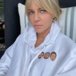 Kaitlin Olson Instagram - Kinda hard not to notice how much room there is on this sweatshirt for a fourth face. @thesunnypodcast @alwayssunnyfxx #merch