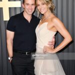 Kaitlin Olson Instagram - I have one pose and my arm does one thing. #emmys @televisionacad @hbomax @appletvplus @hair_by_abbyroll @theadorable1 @rhondaspiesstylist @bazzaalzouman @effyjewelry @xivkarats @candyicejewelry @tylerellisofficial @jimmychoo @laorganictanning