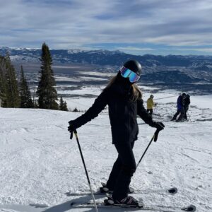 Kaitlyn Dever Instagram - ⛷️❄️⛄️🎿🌨️🗻