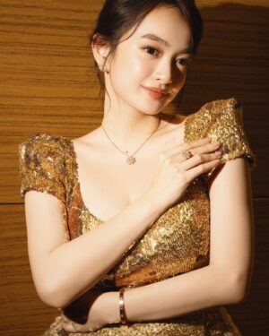 Kaity Nguyễn Instagram - In my own world ❤️

LHP Quốc tế TP.HCM (HIFF) 2024 hiện đang diễn ra từ 6-13/4. Mọi người hãy đón xem và theo dõi những sự kiện hấp dẫn trong LHP nhé!

#Chopard #ChoparDiamonds #HIFF2024 #KATHouse