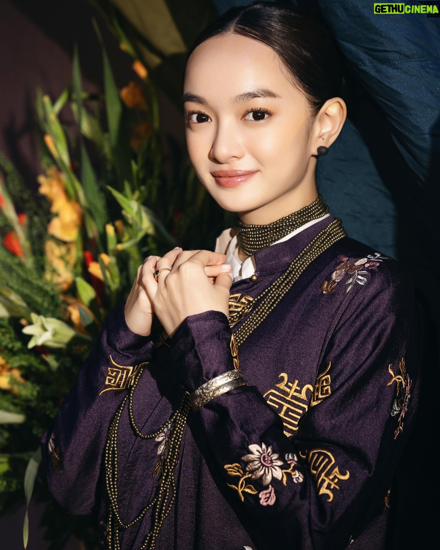 Kaity Nguyễn Instagram - Cảm ơn quý anh chị nghệ sĩ, bạn bè, các đơn vị truyền thông đã góp mặt chung vui với Mợ 3 trong buổi showcase ra mắt dự án phim điện ảnh Người Vợ Cuối Cùng. Rất mong chúng ta sẽ tiếp tục hội ngộ đông đủ trong buổi premiere dự án tới đây. Đừng quên ủng hộ phim sẽ ra mắt tại tất cả các cụm rạp trên toàn quốc từ 3/11/2023 nhé. Yêu thương và trân trọng ❤️ #KaityNguyen #NguoiVoCuoiCung