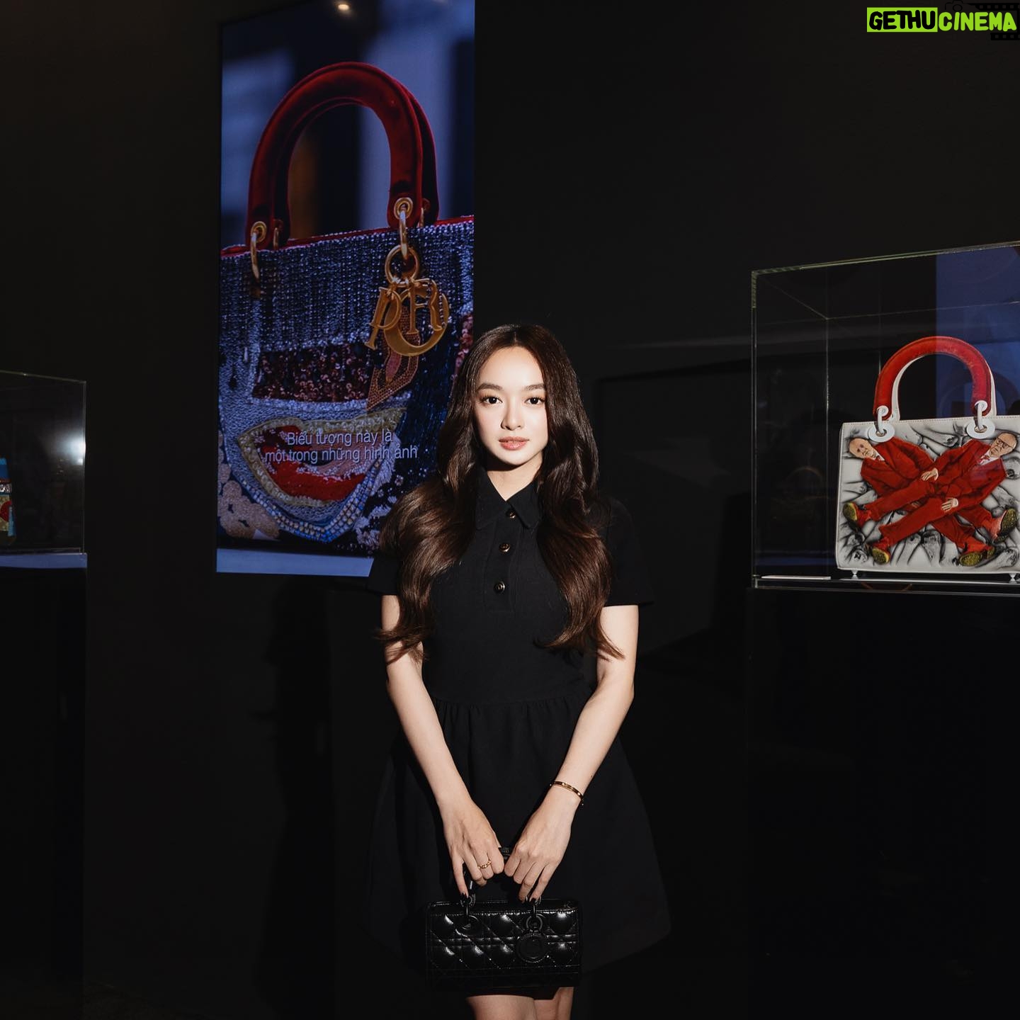 Kaity Nguyễn Instagram - Cảm ơn @Dior đã mang triển lãm Lady Dior House lần đầu tiên đến với Việt Nam, nơi những tác phẩm nghệ thuật của sự giao thoa giữa thời trang, mỹ thuật, văn hoá và lịch sử được hoà quyện ❤️ Triển lãm sẽ mở cửa từ ngày 15/03-14/04 tại @anfineartgallery. Art Director: @itsbennguyen Film Photographer: @linhluuphoto Digital Photographer: @hainguyenstudio Videographer: @aflyingandrew Makeup Artist: @biellizz_art #KaityNguyen #DiorLadyArt #Dior #KATHouse