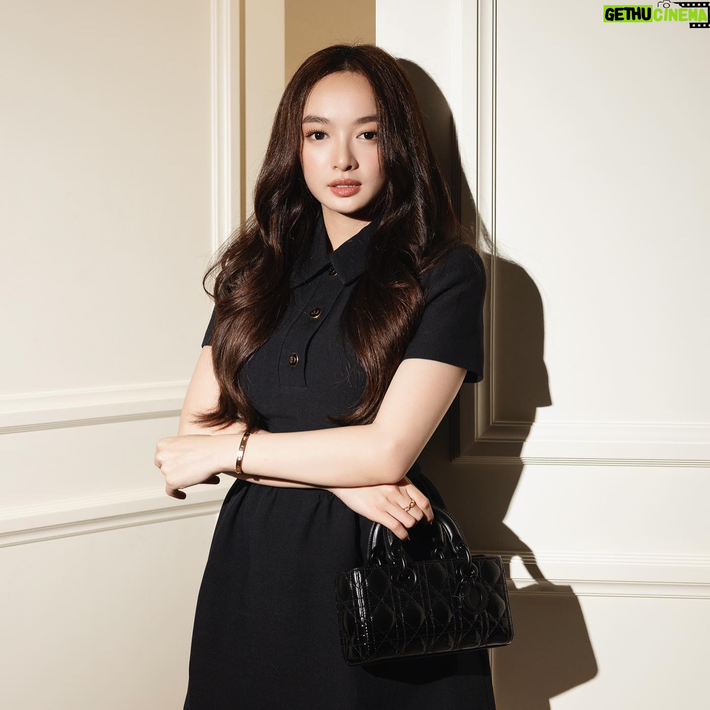 Kaity Nguyễn Instagram - Cảm ơn @Dior đã mang triển lãm Lady Dior House lần đầu tiên đến với Việt Nam, nơi những tác phẩm nghệ thuật của sự giao thoa giữa thời trang, mỹ thuật, văn hoá và lịch sử được hoà quyện ❤️ Triển lãm sẽ mở cửa từ ngày 15/03-14/04 tại @anfineartgallery. Art Director: @itsbennguyen Film Photographer: @linhluuphoto Digital Photographer: @hainguyenstudio Videographer: @aflyingandrew Makeup Artist: @biellizz_art #KaityNguyen #DiorLadyArt #Dior #KATHouse