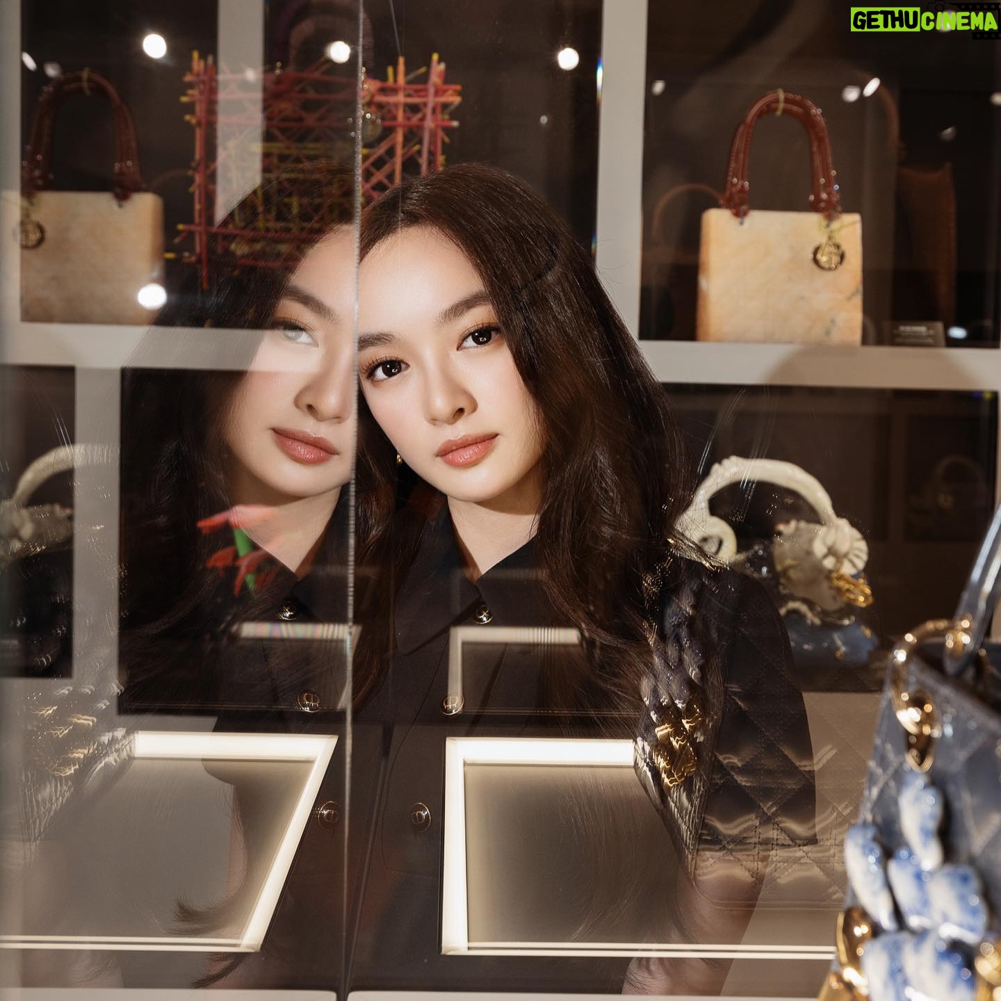 Kaity Nguyễn Instagram - Cảm ơn @Dior đã mang triển lãm Lady Dior House lần đầu tiên đến với Việt Nam, nơi những tác phẩm nghệ thuật của sự giao thoa giữa thời trang, mỹ thuật, văn hoá và lịch sử được hoà quyện ❤️ Triển lãm sẽ mở cửa từ ngày 15/03-14/04 tại @anfineartgallery. Art Director: @itsbennguyen Film Photographer: @linhluuphoto Digital Photographer: @hainguyenstudio Videographer: @aflyingandrew Makeup Artist: @biellizz_art #KaityNguyen #DiorLadyArt #Dior #KATHouse