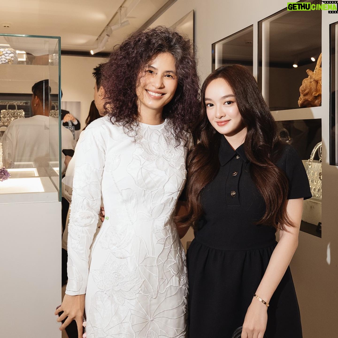 Kaity Nguyễn Instagram - Cảm ơn @Dior đã mang triển lãm Lady Dior House lần đầu tiên đến với Việt Nam, nơi những tác phẩm nghệ thuật của sự giao thoa giữa thời trang, mỹ thuật, văn hoá và lịch sử được hoà quyện ❤️ Triển lãm sẽ mở cửa từ ngày 15/03-14/04 tại @anfineartgallery. Art Director: @itsbennguyen Film Photographer: @linhluuphoto Digital Photographer: @hainguyenstudio Videographer: @aflyingandrew Makeup Artist: @biellizz_art #KaityNguyen #DiorLadyArt #Dior #KATHouse