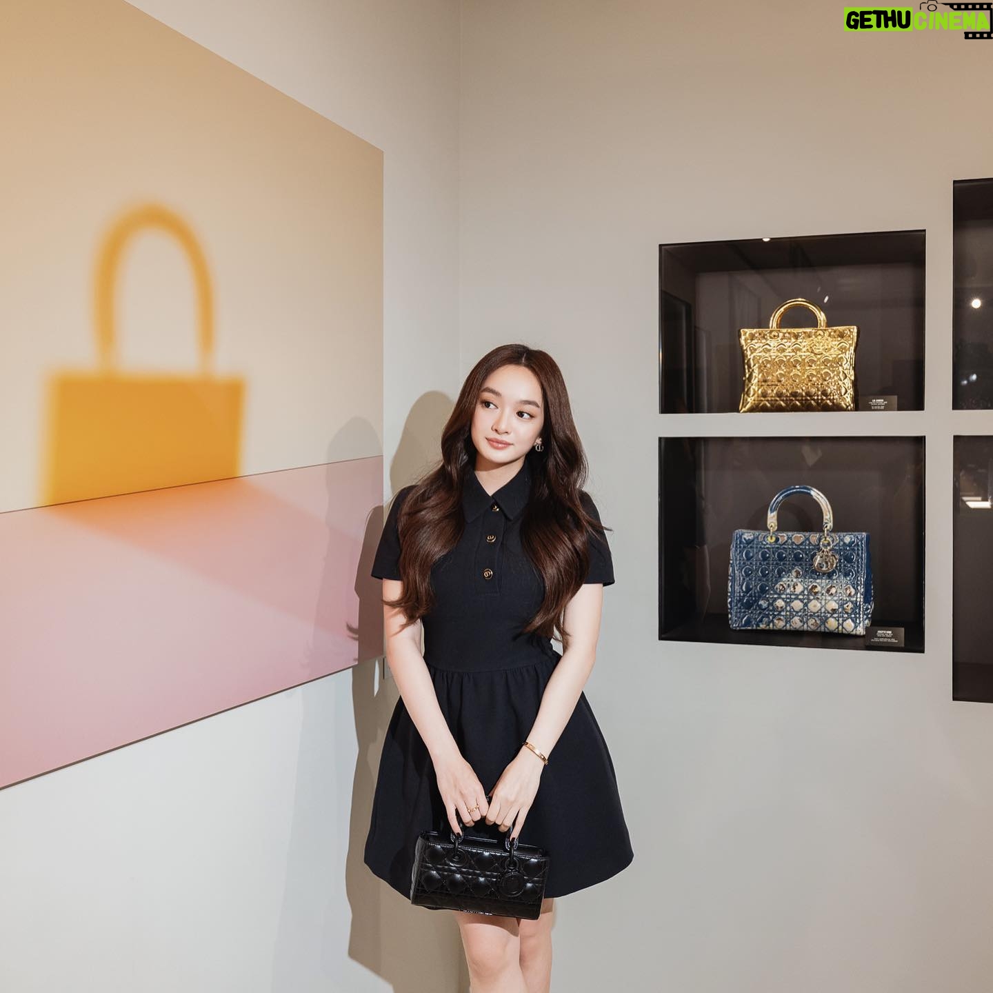 Kaity Nguyễn Instagram - Cảm ơn @Dior đã mang triển lãm Lady Dior House lần đầu tiên đến với Việt Nam, nơi những tác phẩm nghệ thuật của sự giao thoa giữa thời trang, mỹ thuật, văn hoá và lịch sử được hoà quyện ❤️ Triển lãm sẽ mở cửa từ ngày 15/03-14/04 tại @anfineartgallery. Art Director: @itsbennguyen Film Photographer: @linhluuphoto Digital Photographer: @hainguyenstudio Videographer: @aflyingandrew Makeup Artist: @biellizz_art #KaityNguyen #DiorLadyArt #Dior #KATHouse