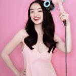 Kaity Nguyễn Instagram - Thay thế vị trí một hair stylist bên cạnh, máy sấy tóc Dyson màu Ceramic Pop mới đã giúp Kaity tạo mọi kiểu tóc đẹp mà không sợ hư tổn từ nhiệt 😚 Tậu ngay một em để thể hiện chất riêng như cách Kaity làm nổi bật chính mình qua mái tóc suôn mượt rạng ngời trong mùa Valentine này nhé 💖 #DysonVN #DysonHair #Dysoncare #Dysontechnology