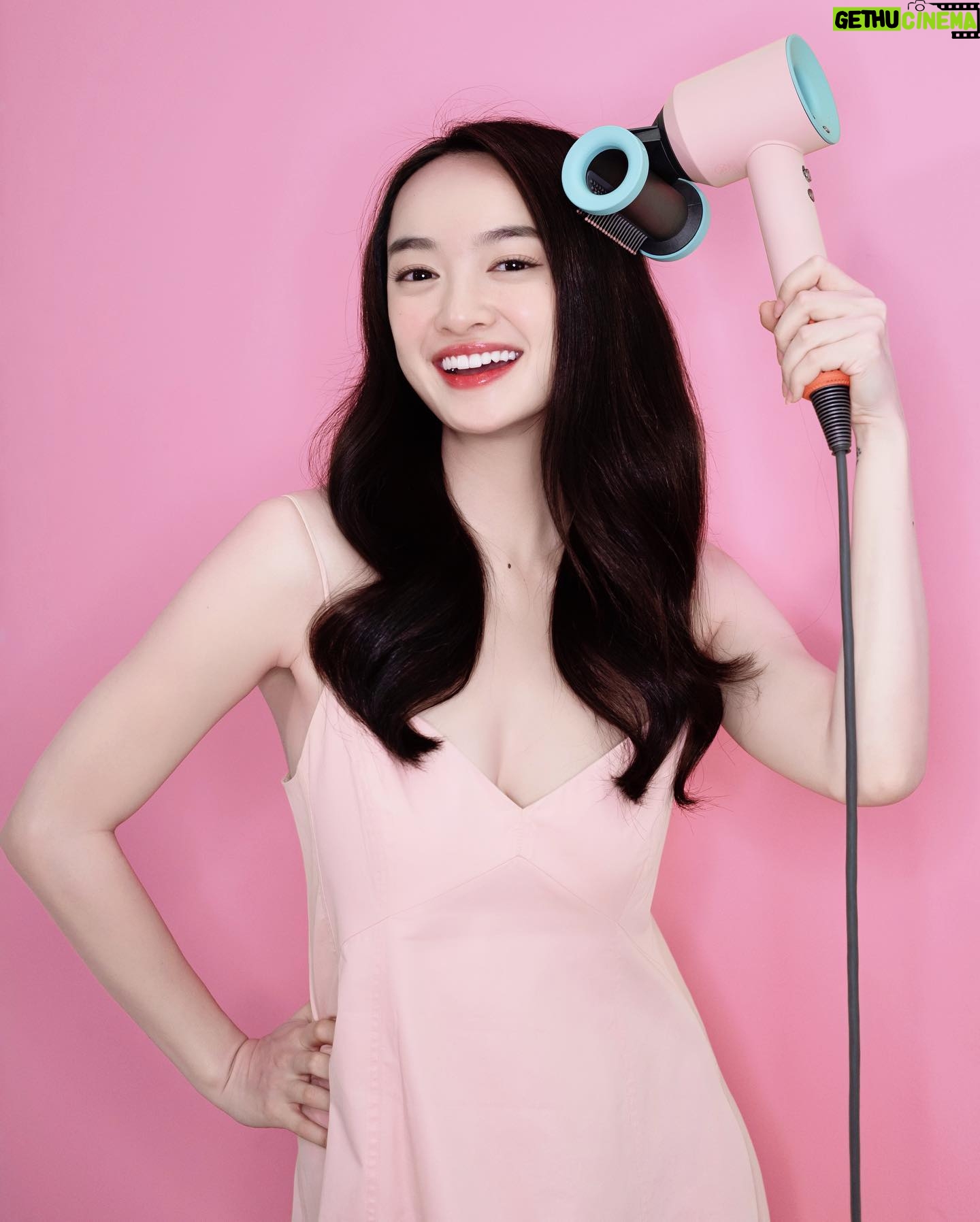 Kaity Nguyễn Instagram - Thay thế vị trí một hair stylist bên cạnh, máy sấy tóc Dyson màu Ceramic Pop mới đã giúp Kaity tạo mọi kiểu tóc đẹp mà không sợ hư tổn từ nhiệt 😚 Tậu ngay một em để thể hiện chất riêng như cách Kaity làm nổi bật chính mình qua mái tóc suôn mượt rạng ngời trong mùa Valentine này nhé 💖 #DysonVN #DysonHair #Dysoncare #Dysontechnology