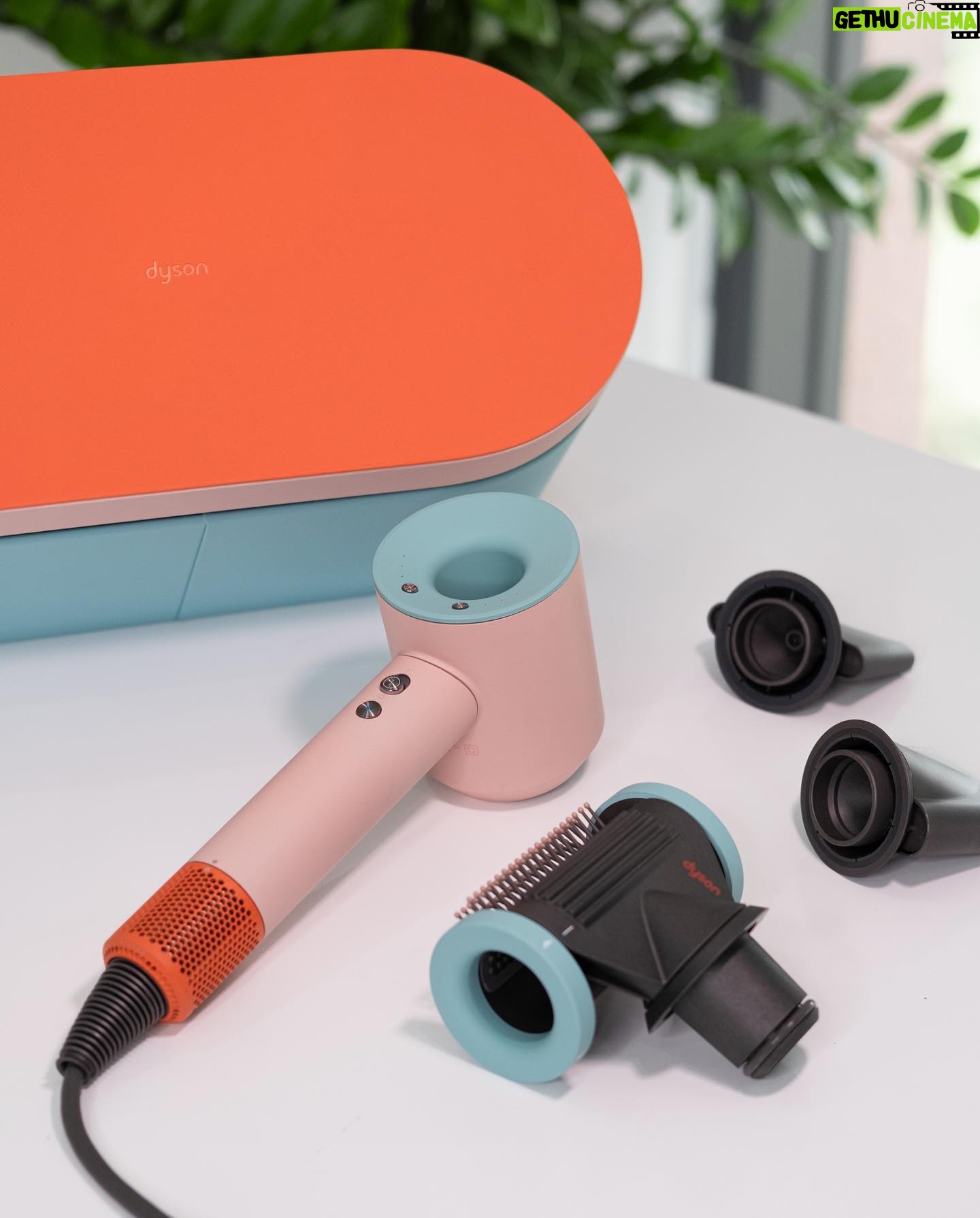 Kaity Nguyễn Instagram - Thay thế vị trí một hair stylist bên cạnh, máy sấy tóc Dyson màu Ceramic Pop mới đã giúp Kaity tạo mọi kiểu tóc đẹp mà không sợ hư tổn từ nhiệt 😚 Tậu ngay một em để thể hiện chất riêng như cách Kaity làm nổi bật chính mình qua mái tóc suôn mượt rạng ngời trong mùa Valentine này nhé 💖 #DysonVN #DysonHair #Dysoncare #Dysontechnology