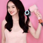 Kaity Nguyễn Instagram - Thay thế vị trí một hair stylist bên cạnh, máy sấy tóc Dyson màu Ceramic Pop mới đã giúp Kaity tạo mọi kiểu tóc đẹp mà không sợ hư tổn từ nhiệt 😚 Tậu ngay một em để thể hiện chất riêng như cách Kaity làm nổi bật chính mình qua mái tóc suôn mượt rạng ngời trong mùa Valentine này nhé 💖 #DysonVN #DysonHair #Dysoncare #Dysontechnology