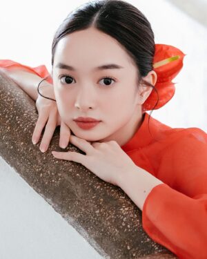 Kaity Nguyễn Instagram - Trôi theo vệt nắng êm đềm
Xuân sang em đứng bên thềm ngóng trông 💖✨