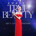 Kaity Nguyễn Instagram - Kaity xin cảm ơn Tạp chí Đẹp và Đẹp Awards 2023 @dep_magazine đã dành tặng giải thưởng “THE ACTRESS” ❤️ Điện ảnh đối với Kaity có một vị trí rất đặc biệt, đây là nơi đã mang lại cho Kaity rất nhiều cơ hội tuyệt vời và tình yêu thương của khán giả. Để một người diễn viên có thể tự tin đứng trên màn ảnh rộng, chắc chắn cô ấy không bao giờ đứng một mình, nên Kaity muốn dành giải thưởng này cho những người bạn và đồng nghiệp đã đồng hành cùng mình trong suốt chặng đường làm điện ảnh. Họ đã giúp cho cô gái không tự tin vào ngoại hình và những khuyết điểm của mình, tự tin hơn để toả sáng trên màn ảnh rộng. Cảm ơn Đẹp Awards, đây sẽ là động lực để Kaity tiếp tục trên con đường chinh phục đam mê của mình và đồng hành cùng điện ảnh Việt Nam! ❤️ —————- KAT HOUSE TEAM @kathouseofficial Artist Manager: @trinhtatdat KAT Production Assistant: Thanh Hiếu Media & Content: Thiên Ngân SPECIAL THANKS TO Stylist: @leminhngoc Costume: @_lethanhhoa_ Jewelry: @cao.fine.jewellery Photo: @hainguyenstudio Makeup: @biellizz_artist Hair: Robin Nguyen