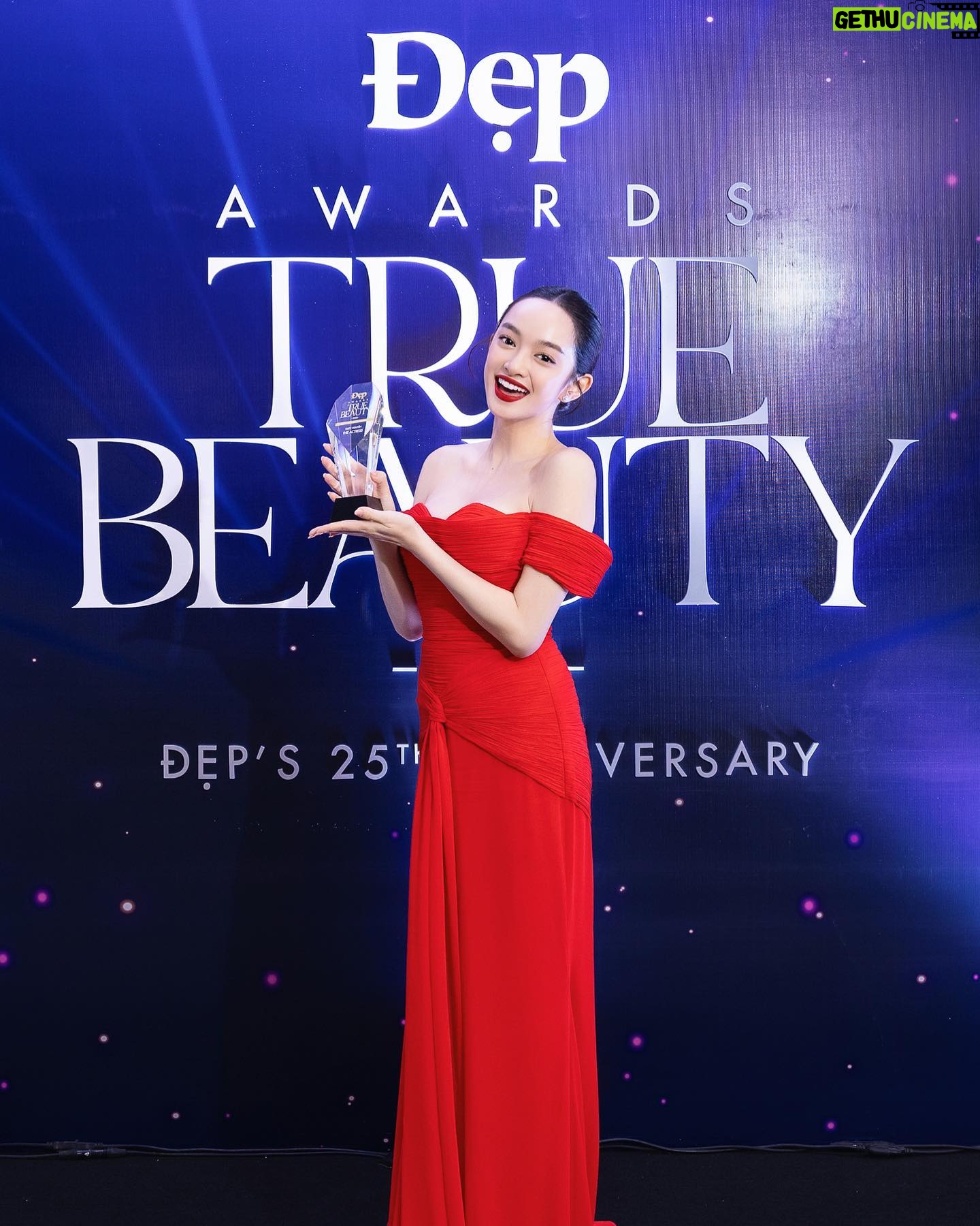 Kaity Nguyễn Instagram - Kaity xin cảm ơn Tạp chí Đẹp và Đẹp Awards 2023 @dep_magazine đã dành tặng giải thưởng “THE ACTRESS” ❤️ Điện ảnh đối với Kaity có một vị trí rất đặc biệt, đây là nơi đã mang lại cho Kaity rất nhiều cơ hội tuyệt vời và tình yêu thương của khán giả. Để một người diễn viên có thể tự tin đứng trên màn ảnh rộng, chắc chắn cô ấy không bao giờ đứng một mình, nên Kaity muốn dành giải thưởng này cho những người bạn và đồng nghiệp đã đồng hành cùng mình trong suốt chặng đường làm điện ảnh. Họ đã giúp cho cô gái không tự tin vào ngoại hình và những khuyết điểm của mình, tự tin hơn để toả sáng trên màn ảnh rộng. Cảm ơn Đẹp Awards, đây sẽ là động lực để Kaity tiếp tục trên con đường chinh phục đam mê của mình và đồng hành cùng điện ảnh Việt Nam! ❤️ —————- KAT HOUSE TEAM @kathouseofficial Artist Manager: @trinhtatdat KAT Production Assistant: Thanh Hiếu Media & Content: Thiên Ngân SPECIAL THANKS TO Stylist: @leminhngoc Costume: @_lethanhhoa_ Jewelry: @cao.fine.jewellery Photo: @hainguyenstudio Makeup: @biellizz_artist Hair: Robin Nguyen