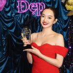 Kaity Nguyễn Instagram - Kaity xin cảm ơn Tạp chí Đẹp và Đẹp Awards 2023 @dep_magazine đã dành tặng giải thưởng “THE ACTRESS” ❤️ Điện ảnh đối với Kaity có một vị trí rất đặc biệt, đây là nơi đã mang lại cho Kaity rất nhiều cơ hội tuyệt vời và tình yêu thương của khán giả. Để một người diễn viên có thể tự tin đứng trên màn ảnh rộng, chắc chắn cô ấy không bao giờ đứng một mình, nên Kaity muốn dành giải thưởng này cho những người bạn và đồng nghiệp đã đồng hành cùng mình trong suốt chặng đường làm điện ảnh. Họ đã giúp cho cô gái không tự tin vào ngoại hình và những khuyết điểm của mình, tự tin hơn để toả sáng trên màn ảnh rộng. Cảm ơn Đẹp Awards, đây sẽ là động lực để Kaity tiếp tục trên con đường chinh phục đam mê của mình và đồng hành cùng điện ảnh Việt Nam! ❤️ —————- KAT HOUSE TEAM @kathouseofficial Artist Manager: @trinhtatdat KAT Production Assistant: Thanh Hiếu Media & Content: Thiên Ngân SPECIAL THANKS TO Stylist: @leminhngoc Costume: @_lethanhhoa_ Jewelry: @cao.fine.jewellery Photo: @hainguyenstudio Makeup: @biellizz_artist Hair: Robin Nguyen