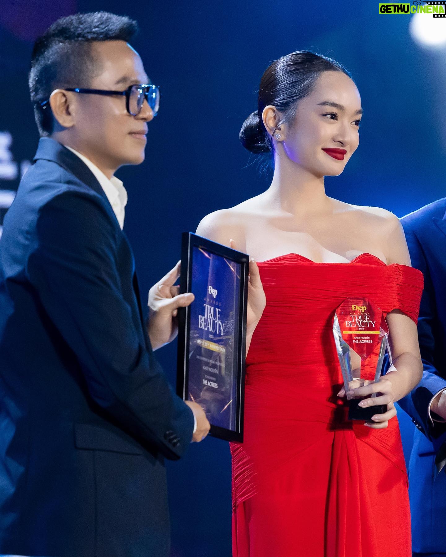 Kaity Nguyễn Instagram - Kaity xin cảm ơn Tạp chí Đẹp và Đẹp Awards 2023 @dep_magazine đã dành tặng giải thưởng “THE ACTRESS” ❤️ Điện ảnh đối với Kaity có một vị trí rất đặc biệt, đây là nơi đã mang lại cho Kaity rất nhiều cơ hội tuyệt vời và tình yêu thương của khán giả. Để một người diễn viên có thể tự tin đứng trên màn ảnh rộng, chắc chắn cô ấy không bao giờ đứng một mình, nên Kaity muốn dành giải thưởng này cho những người bạn và đồng nghiệp đã đồng hành cùng mình trong suốt chặng đường làm điện ảnh. Họ đã giúp cho cô gái không tự tin vào ngoại hình và những khuyết điểm của mình, tự tin hơn để toả sáng trên màn ảnh rộng. Cảm ơn Đẹp Awards, đây sẽ là động lực để Kaity tiếp tục trên con đường chinh phục đam mê của mình và đồng hành cùng điện ảnh Việt Nam! ❤️ —————- KAT HOUSE TEAM @kathouseofficial Artist Manager: @trinhtatdat KAT Production Assistant: Thanh Hiếu Media & Content: Thiên Ngân SPECIAL THANKS TO Stylist: @leminhngoc Costume: @_lethanhhoa_ Jewelry: @cao.fine.jewellery Photo: @hainguyenstudio Makeup: @biellizz_artist Hair: Robin Nguyen