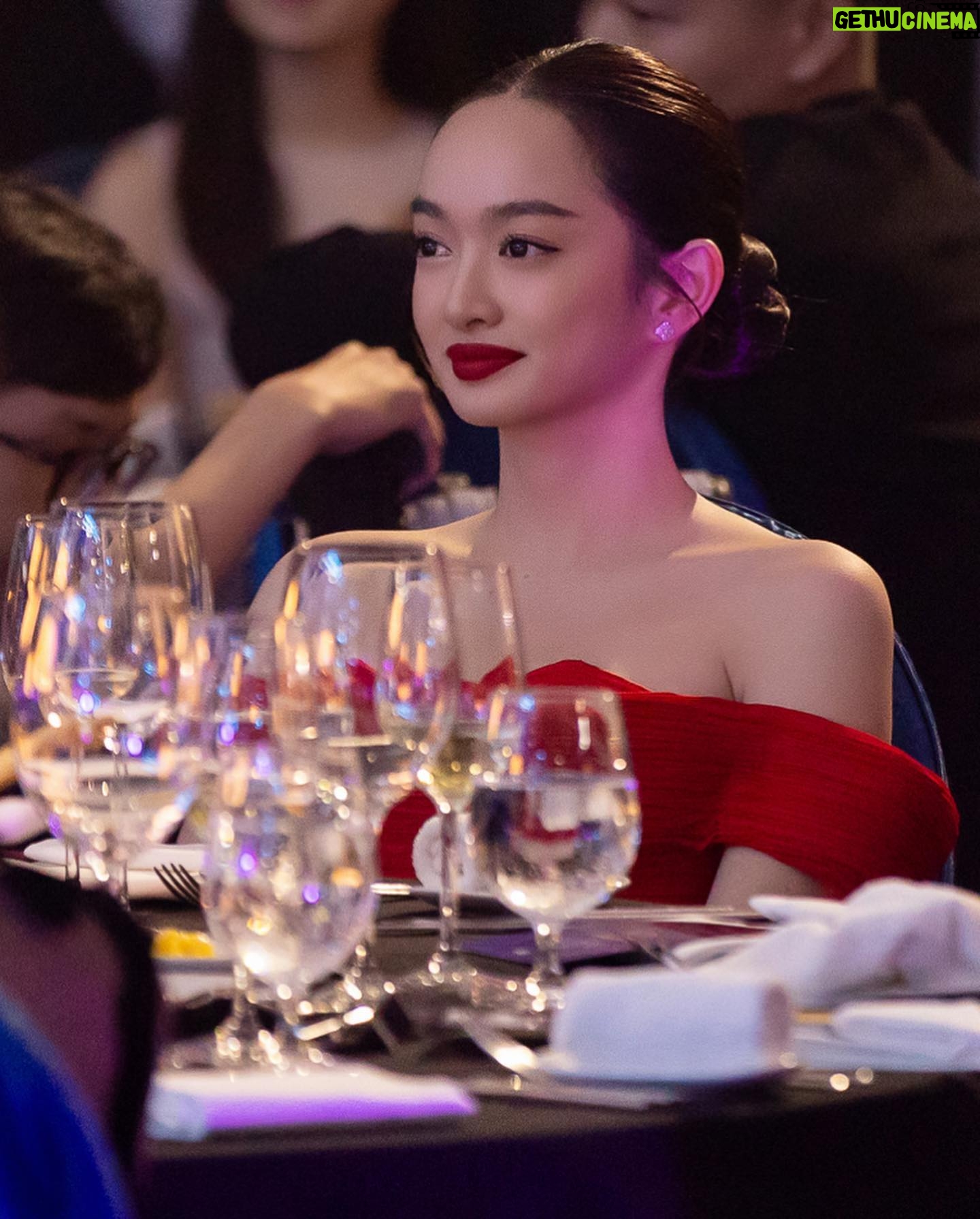 Kaity Nguyễn Instagram - Kaity xin cảm ơn Tạp chí Đẹp và Đẹp Awards 2023 @dep_magazine đã dành tặng giải thưởng “THE ACTRESS” ❤️ Điện ảnh đối với Kaity có một vị trí rất đặc biệt, đây là nơi đã mang lại cho Kaity rất nhiều cơ hội tuyệt vời và tình yêu thương của khán giả. Để một người diễn viên có thể tự tin đứng trên màn ảnh rộng, chắc chắn cô ấy không bao giờ đứng một mình, nên Kaity muốn dành giải thưởng này cho những người bạn và đồng nghiệp đã đồng hành cùng mình trong suốt chặng đường làm điện ảnh. Họ đã giúp cho cô gái không tự tin vào ngoại hình và những khuyết điểm của mình, tự tin hơn để toả sáng trên màn ảnh rộng. Cảm ơn Đẹp Awards, đây sẽ là động lực để Kaity tiếp tục trên con đường chinh phục đam mê của mình và đồng hành cùng điện ảnh Việt Nam! ❤️ —————- KAT HOUSE TEAM @kathouseofficial Artist Manager: @trinhtatdat KAT Production Assistant: Thanh Hiếu Media & Content: Thiên Ngân SPECIAL THANKS TO Stylist: @leminhngoc Costume: @_lethanhhoa_ Jewelry: @cao.fine.jewellery Photo: @hainguyenstudio Makeup: @biellizz_artist Hair: Robin Nguyen