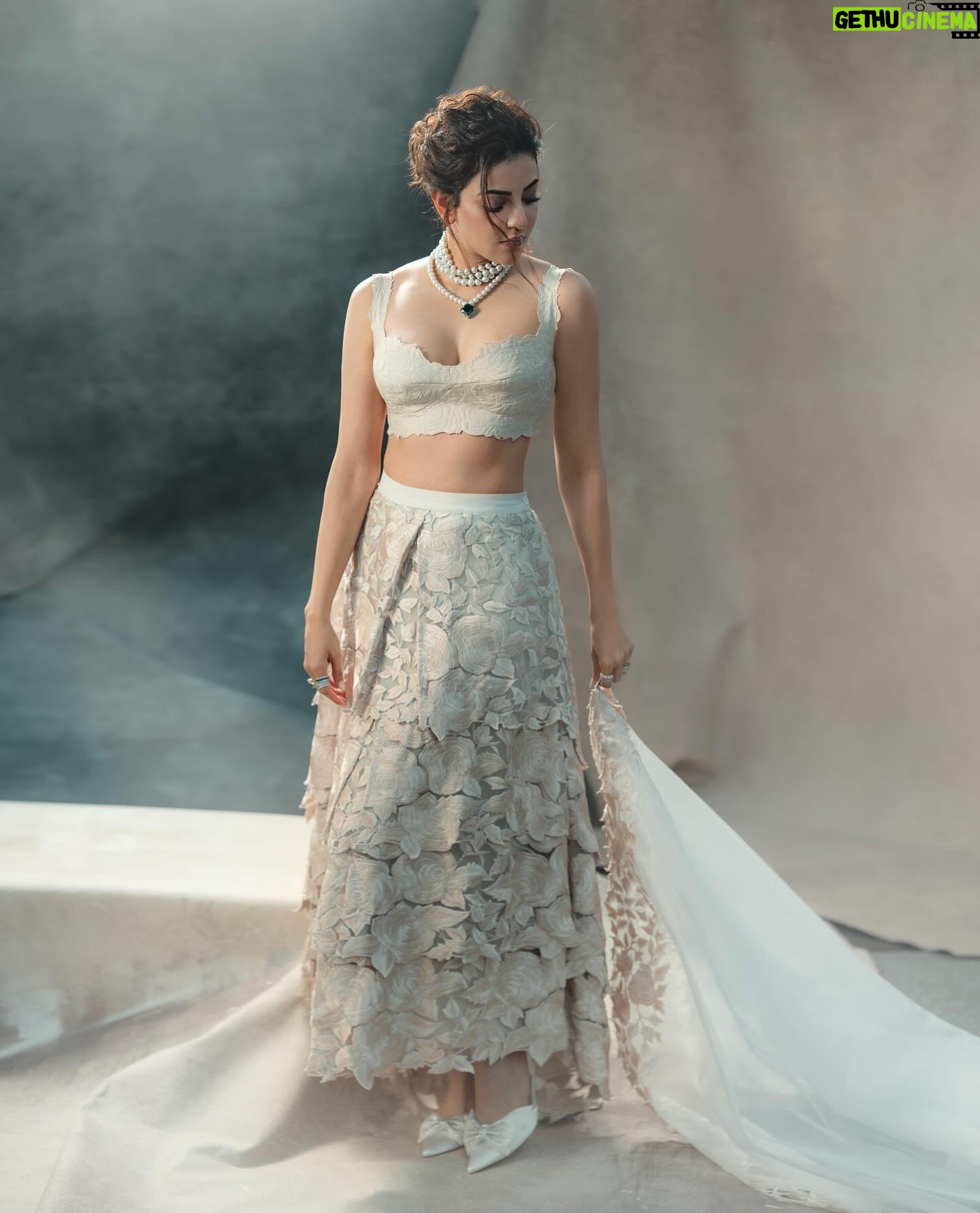 Kajal Aggarwal Instagram - #vintagevibes Styling : @archamehta @smriti.schauhan Outfit : @aikeyah Jewellery : @anaqajewels Hair : @deepabambhaniya08 Makeup : @kalwon_beauty Shot by : @photosbymaran Team : @vidhigala @umayal_muthiah