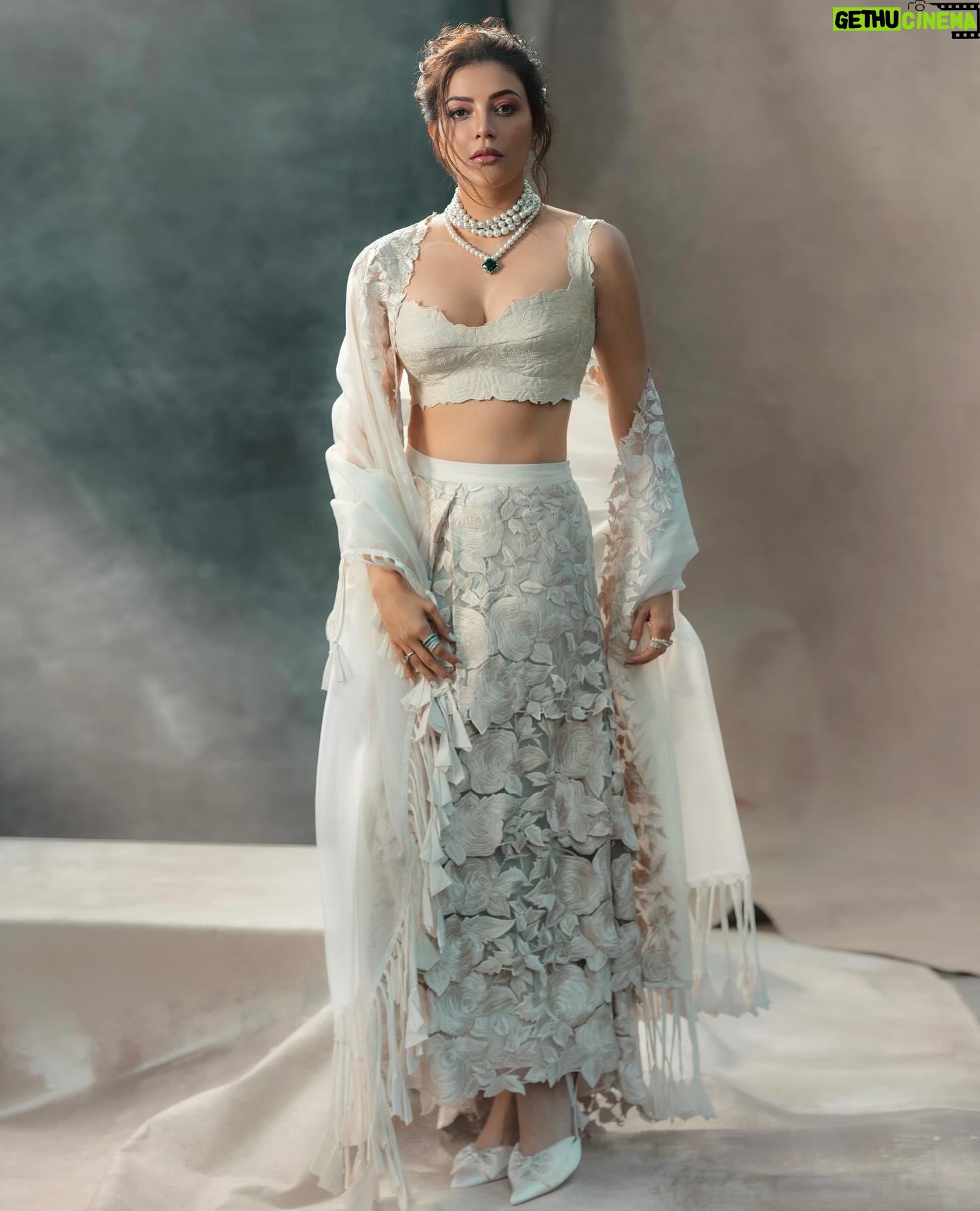 Kajal Aggarwal Instagram - #vintagevibes Styling : @archamehta @smriti.schauhan Outfit : @aikeyah Jewellery : @anaqajewels Hair : @deepabambhaniya08 Makeup : @kalwon_beauty Shot by : @photosbymaran Team : @vidhigala @umayal_muthiah