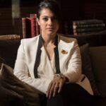 Kajol Instagram – Gold brooch and white suit, Dubai’s skyline met its match.😉⚡️
PS – #gangnamstyle was trending all over that year!🤯

#throwbackthursday  #tbt #dubaidiaries