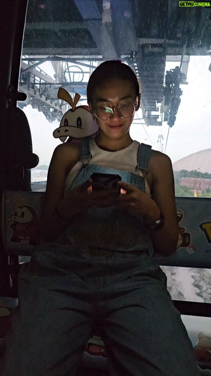 Kalina Ocktaranny Instagram - Adik rasa anak... Apa yg dia mau kakanya cb turutin.. Walaupun ikutin kemauan yg kakanya ga suka.. Ternyata.. Sepengecut itu kita naik kereta gantung šš @berlianasz Sukurin, tayang jg kan nih video šš