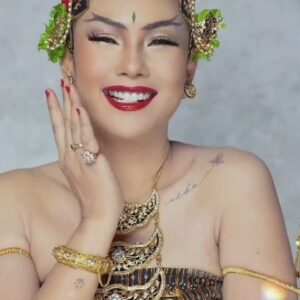Kalina Ocktaranny Instagram - Ayuneee ayu tenaaan 🤍🤍🤍 @kalinaocktaranny Make up by Rey Utami Sanggul paes, dan kain by @yayukpaes Bulu mata by @cillialash