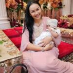 Kalina Ocktaranny Instagram – Berapa hari lalu lagi kepingin takjil.. Lontong, bakwan dan teman2nya..
Biasanya jam 5 masih banyak, tapi ini udah habis donk…
Wahai kalian saudaraku yg nonis, Jgn diborong semua yaaaakkk…

Nanti Natalan lampu kerlap kerlip kalian aku borong lho, biarin aja dirmh kalian pake lampu merah… 🚦
Cari pohon Natal bakalan susah, soalnya pohon cemaranya aku tebang.. 🌲
Yg ngerayain Imlek jeruknya aku borong biar kalian ganti pake Nutri Sari..
Paskah aku beli semua telor ayam yg ada biar kalian pake telor puyuh…

Masa aku harus antri beli bakwan dr bakwannya masih bebentuk adonan tepung??
Mau beli klepon tinggal kelapa parut, cacingan donk yg ada..
 Ngga gtu jg kan konsepnya?? 😭😭

Buat anak mama @azkacorbuzier
 Jgn ikut2an War Takjil ya sayang..
Mama ga kebagian kolek biji salak.. 

Selain aku siapa yg ga kebagian takjil ayo ngaku?? 

#BerbedaItuIndah 🌈❤️🤗

PS: Anak kalian aku pinjem sebulan yaaa.. Gemeeessss 😍 @attahalilintar
@aurelie.hermansyah

❤️K