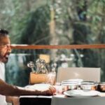 Kamal Haasan Instagram – காலை 
பசியாறுகையில்
கனைகுரல் பல்லியொன்று
கட்டியம் கூறக்கேட்டேன்
செக்கச் சிவந்து கிழக்கு வெளுக்க

தெக்கும் வடக்கும்
அகக்கண் திறக்கும்

தேடிவரும் நாளை நமதே என்று

Reasonable rhyme for breakfast