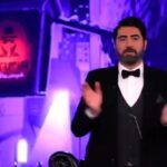 Kamand Amirsoleimani Instagram – قسمت دوم شبهای مافیا رو ببینید و اگر دوست داشتید نظرات منطقی و درست خودتون رو بنویسید. بدون اینکه توهین یا بی احترامی کنید. فراموش نکنید که من و همکارانم سه جلسه دوستانه و خوب رو کنار هم گذروندیم و خب البته بازی بازیه. من که بعد از این برنامه عاشق این بازی شدم. پر از استدلال تمرکز و دقته. امیدوارم دوست داشته باشید هرچند که تو این قسمت…..