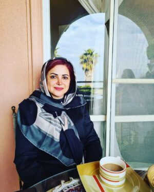 Kamand Amirsoleimani Instagram - سطحِ توقعتان را نسبت به آدمهاى اطرافتان،
بچسبانيد كفِ زمين!
كنار بياييد با خودتان،كه آدمها همين اند؛
قرار نيست هميشه مطابقِ ميلِ تو رفتار كنند
يك روز با تو ميخندند و
فردايش به زمين خوردنِ تو!
بگرديد و آنهايى را كه كنارشان
خودِ واقعىِ تان هستيد پيدا كنيد!
آنهايى كه مجبور نيستيد كنارشان نقش بازى كنيد
 كه مبادا فردا روزى برايتان حرف دربياورند...
لبخند بزنيد
به تمامِ آنهايى كه زندگيشان را گذاشته اند براى آزار دادنتان
باور كنيد هيچ چيز به اندازه ى لبخندِ شما،
معادلاتشان را بهم نميريزد!