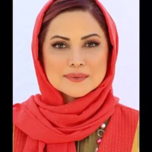 Kamand Amirsoleimani Instagram - روزا وقتی میرم سر کار هنوز تو مسایل شخصی خودم هستم حالا یه روز ناراحتم یه روز عصبانیم یا یه روز سرخوش. اولین کسی که حال و روزمو میبینیه گریموره  یعنی باید آدم شانس بیاره یه گریمور خوش اخلاق و حرفه ای و با حال داشته باشه تا سریع بیاد تو فضای کار. یکی از بهترین زمانهای کارم وقتیه که زیر دست ساقی نشستمو با هم پچ پچ میکنیم و میخندیم. ساقی جانم همیشه بدرخشی🌹🌹🌹🌹❤️❤️❤️❤️❤️
@saghi.sohrabmanesh