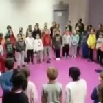 Kamand Amirsoleimani Instagram - اینجا مدرسه‌ای در لیون فرانسه است و هیچ‌یک از دانش‌آموزان آن ایرانی نیستند این دانش‌آموزان مشغول تمرین یک آواز ایرانی با شعری از مولانا جلال‌الدین بلخی هستند: پیدا شدم پیدا شدم پیدای ناپیدا شدم شیدا شیدا شیدا شدم شیدا شدم شیدا✨