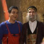 Kamand Amirsoleimani Instagram - . جدال «مرد کهن» و «هفت خط» در «کلبه عمو پورنگ» ‌. مجموعه «کلبه عمو پورنگ» از قسمت‌های بعدی شاهد حضور شخصیت‌های جدیدی به نام «مرد کهن» با بازی اسماعیل خلج و «هفت خط» با نقش‌آفرینی حمید کاشانی خواهد بود. . ‌ جدال میان «مرد هفت خط» و «مرد کهن» تماشایی است و اتفاقات جذابی را پیش می‌آورد. ‌. ما را تماشا کنید تا ببینیم این داستانِ جذاب و شخصیت‌های آن چه سرانجامی خواهند داشت. . گفتنی‌ست که آخرین قسمت مجموعه «کلبه عمو پورنگ» شب یلدا از شبکه دو سیما به روی آنتن می‌رود. . @kolbeyeamoopoorang