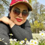 Kamand Amirsoleimani Instagram – برای خودتون وقت بذارین. لباس مورد علاقه تون رو بپوشید. به دامن طبیعت برید. فارغ از همه افکاری که ذهنتون رو درگیر کرده فارغ از نگاه ها و قضاوت ها روی زمین بنشینید و از عطر و رنگ طبیعت لذت ببرید و خدا رو شاکر باشید که به شما سلامتی داده که بتونید از این نعمت بیکران بهره مند بشید. مشکلات همیشه هستند دقایقی بذاریدشون کنار و خودتون رو بردارید ببرید یه جای امن و آروم. فقط خودتون میتونید حال خودتون رو خوب کنید. 
 عالی باشید🌹
