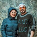 Kamand Amirsoleimani Instagram - هر چی از بچگی عکس داریم همین مدلی کنار هم ایستادیم فقط فرقش اینه که بچگیامون من قدم بلندتر بود و دستامو مینداختم دور شونه هات و حمایتت میکردم الان تو بزرگتر شدی و شدی حامی من تو زندگی که اینجا فقط یک فریم از هزاران فریم زندگیمونه که ثبت شده. امروز روز مهمیه چون من از تنهایی در اومدم و طعم شیرین خواهر و برادری رو چشیدم. تولدت مبارک باشه که هر چقدرم بزرگتر بشی هنوز برام داداش کوچیکه هستی و من مواظبتم. الهی که حالا حالاها هی از این عکسا بندازیم. تولدت مبارک🎂❤️ #سپندامیرسلیمانی #سپند_امیرسلیمانی #کمندامیرسلیمانی #کمند_امیرسلیمانی #خواهر_برادری #تولد #تولدت_مبارک