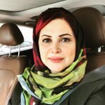 Kamand Amirsoleimani Instagram - وقتی به دهه چهل و پنجاه رسیدی دوستانت پناهگاههای ارزشمند زندگیت می‌شوند!! پس از گذشت سالها از زندگی چنین آموختم که زمان می‌گذرد، زندگی در جریان است. فاصله جدا می‌کند. بچه بزرگ می‌شود. عشق تغییر می‌کند. گاهی هم کمرنگ می‌شود. قلبها می‌شکنند. پیشرفت اجتماعی تمام می‌شود. شغل تغییر می‌کند. پدر و مادر، تو را در مسیری از راه ترک می‌کنند. و تنها دوستانت با تو ماندگارند! هیچ تفاوتی ندارد که چه فاصله زمانی و مکانی میان شما وجود دارد، یک دوست واقعی هیچگاه آنقدر از تو دور نیست که برایت در دسترس نباشد. در زمانی که به او نیاز داری در کوره راه زندگی وقتی عرصه به تو تنگ می‌شود، دوستانت هستند که در کنارت می‌ایستند و تشویقت می‌کنند تا سختی را پشت سر بگذاری. برایت دعا می‌کنند. و از تو حمایت می‌کنند برای شادی‌ات تلاش می‌کنند و دستهایشان را باز می‌کنند تا در آغوششان آرامش بگیری. دوستان واقعی تو برایت قانون ها را می‌شکنند و همراه راهت می‌شوند تا مسیر درست را در زندگیت پیدا کنی و به شادی برسی. دوستان تو زندگی تو را سرشار از خوشبختی می‌کنند. دنیای تو بدون آنها دنیا نیست و تو نیز بدون آنها کامل نیستی. پس تلاش کن تا دوستانت را حفظ کنی... *تقدیم به دوستان بی نظیرم به آنهایی که دوستشان دارم هرچند شاید سالها از آخرین دیدارمان گذشته 🌹