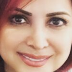Kamand Amirsoleimani Instagram - یک آدم‌هایی درب ها را قفل می‌کنند، یک آدم‌هایی قفل ها را باز می‌کنند. یک آدم‌هایی گفتگو را می‌کشند، یک آدم‌هایی گفتگو را به دنیا می‌آورند. یک آدم‌هایی اندوه را پاک می‌کنند، یک آدم‌هایی اندوه را روی دیوار زندگی ما می‌پاشند. یک آدم‌های خنده را از روی لبهای ما خط می‌زنند، یک آدم هایی لبخند را روی صورتمان نقاشی می‌کنند. یک آدم‌هایی، نفس را در سینه ما حبس می‌کنند، یک آدم‌هایی نفس حبس شده ما را آزاد می‌کنند. یک آدمهایی دریای طوفانی دل ما را آرام می‌کنند، یک آدم‌هایی در صحرای دل ما طوفان شن بپا می‌کنند. یک آدم هایی دل ما را می‌برند یک آدم‌هایی دل ما را زنده بگور می‌کنند. "خودت انتخاب میکنی کدامشان در زندگی ات بمانند کدامشان بروند.